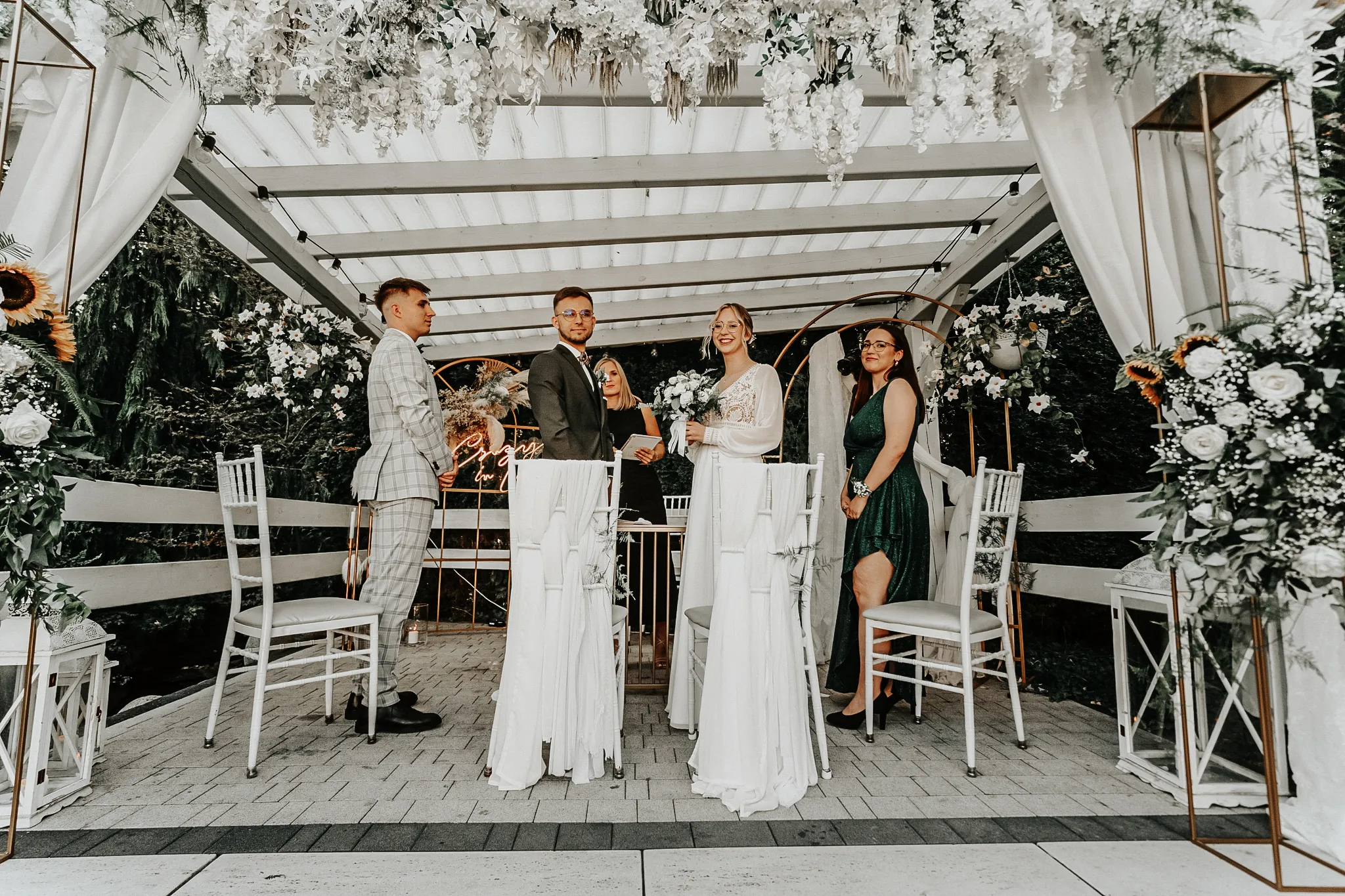 emocjonalny slub humanistyczny w plenerze fotogarfia hybrydowa jeden operator