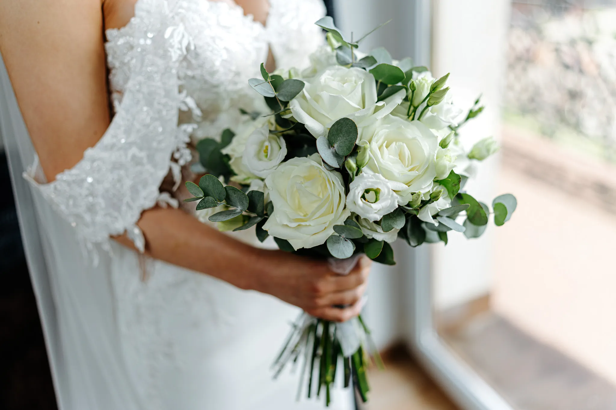 bukiet mlodej pani podczas fotoreportazu slubnego w tychach