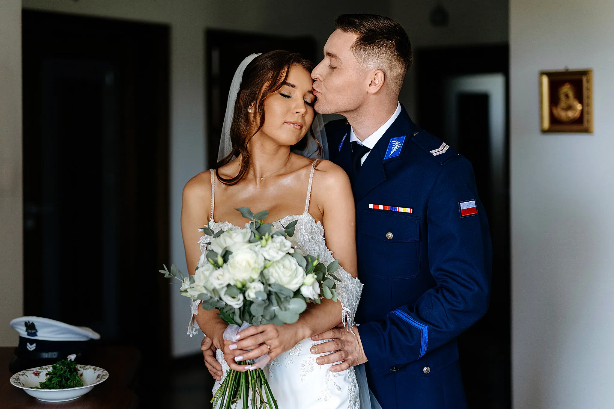 mloda para z panem mlodym w mundurze policyjnym