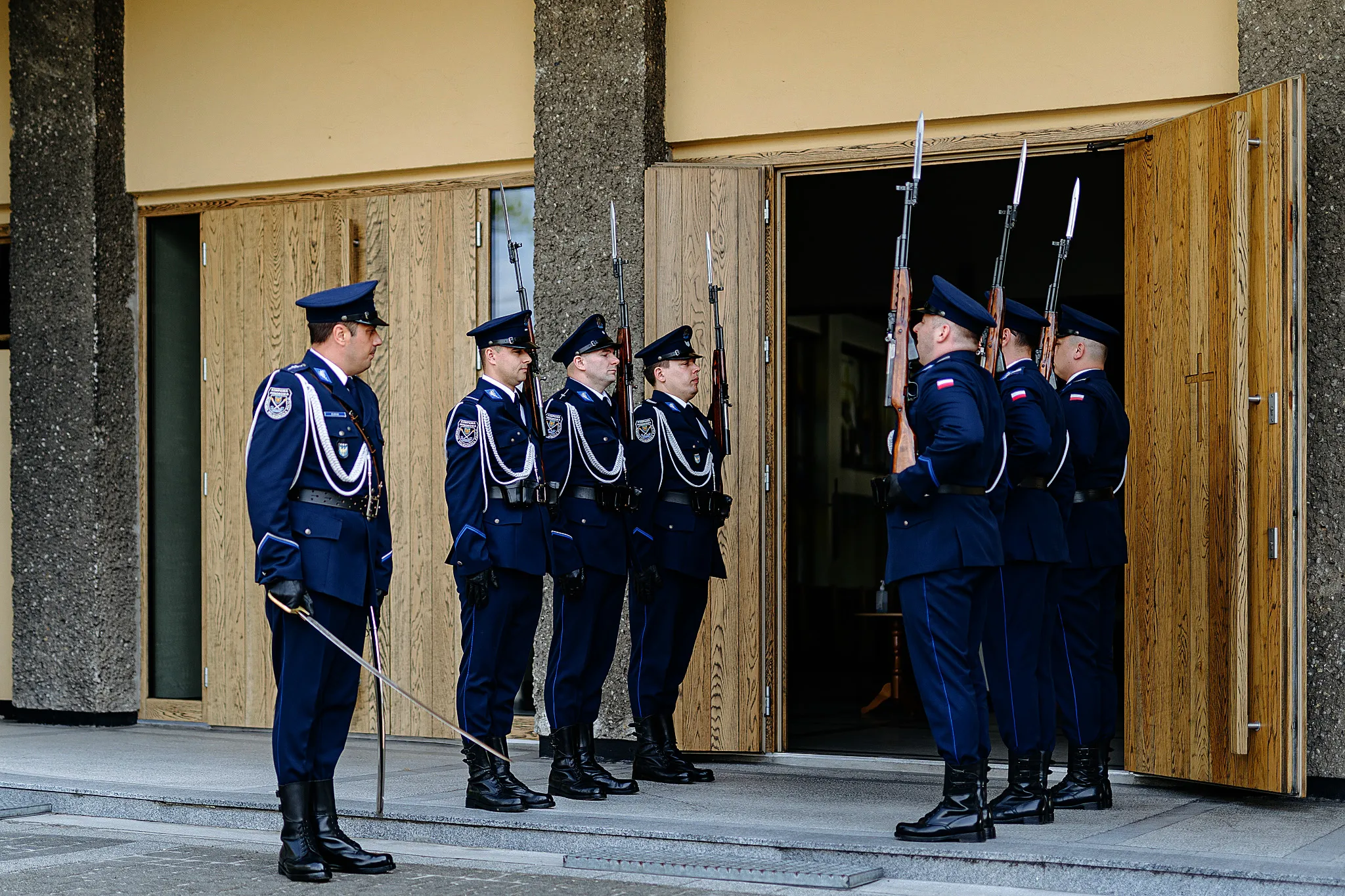 eskorta honorowa na slubie policjanta w fotoreportazu w Tychach