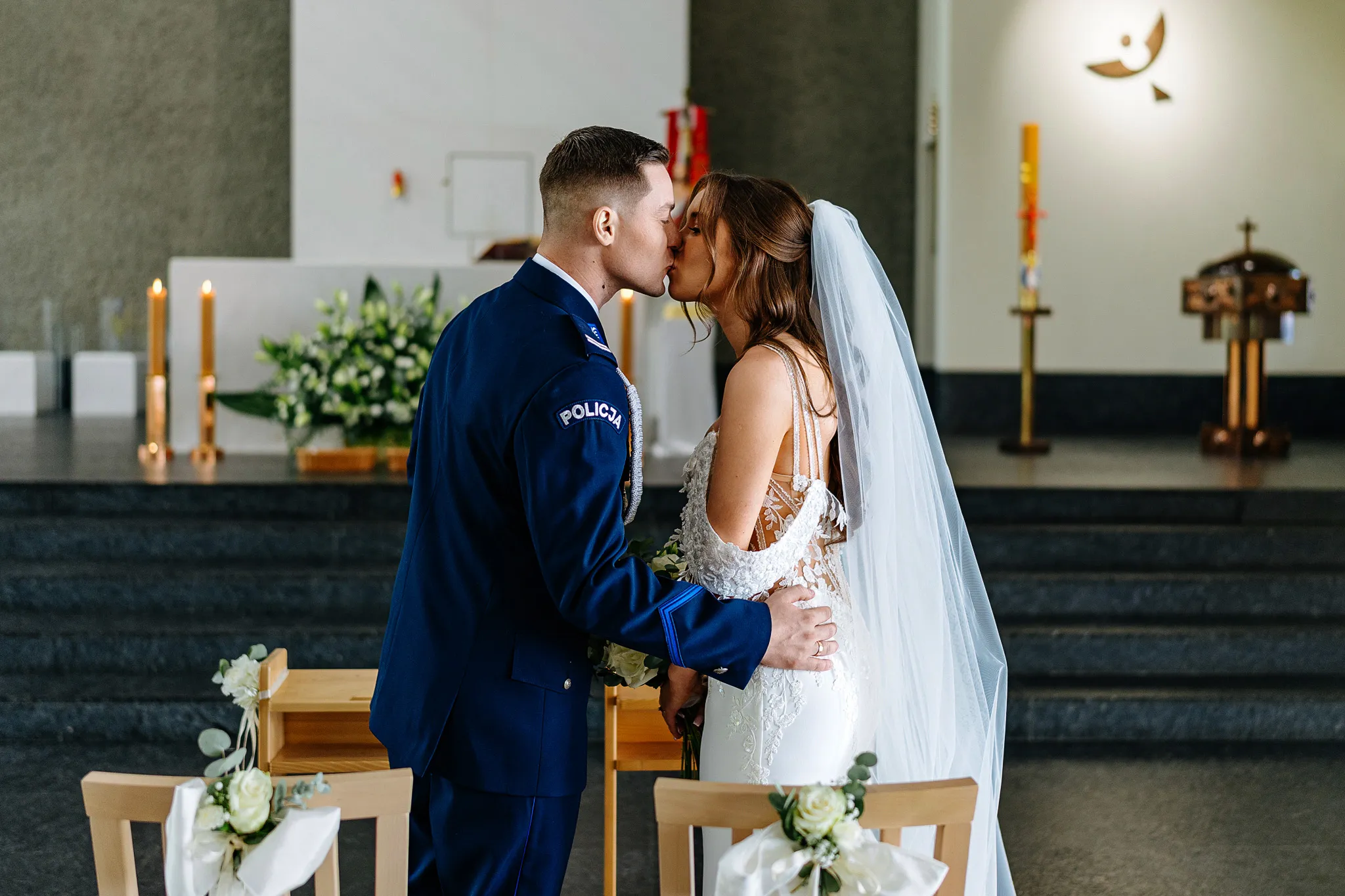 pocalunek mlodej pary podczas fotorportazu slubnego w tychach na slasku