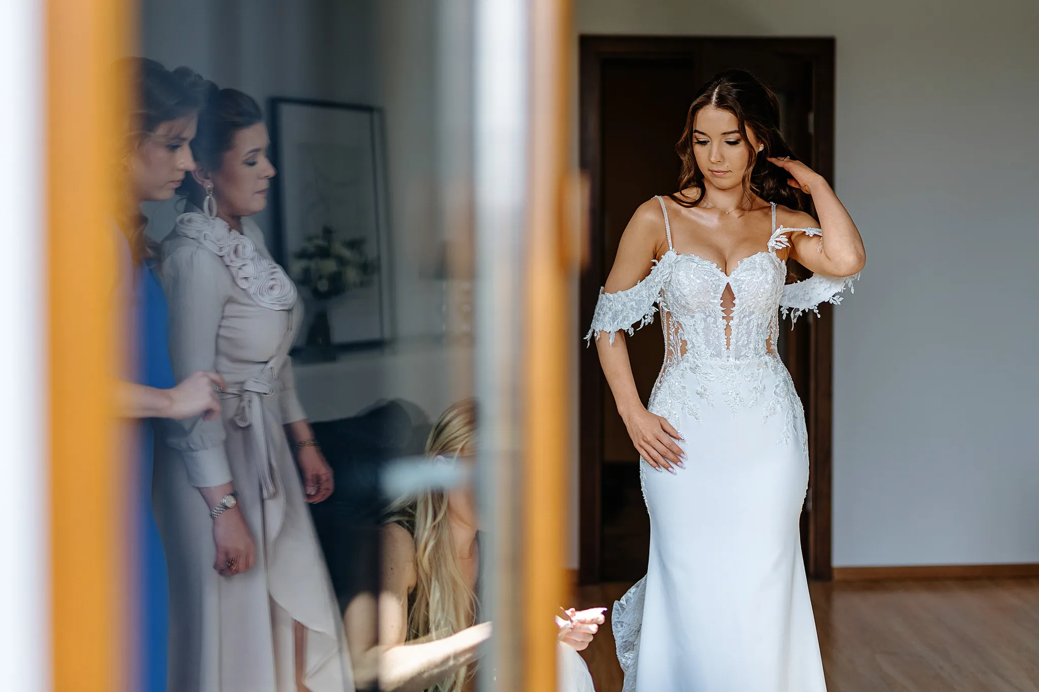 pani mloda podczas przygotowan w fotoreportazu slubnym w tychach