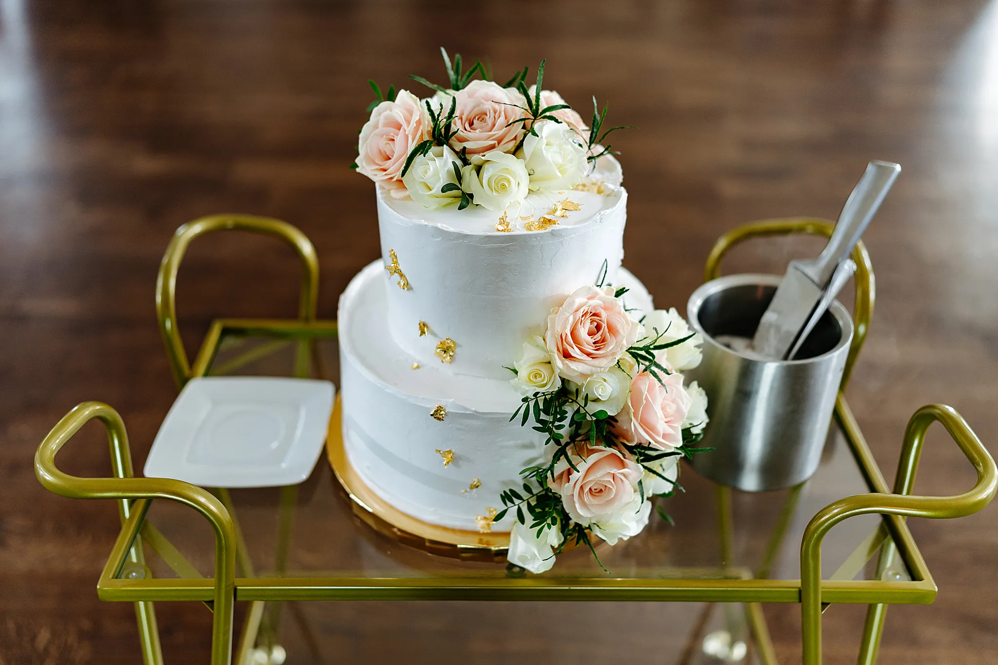 weselny tort  ozdobiony rozami na przyjeciu weselnym w dworku broniszowka obok tychow