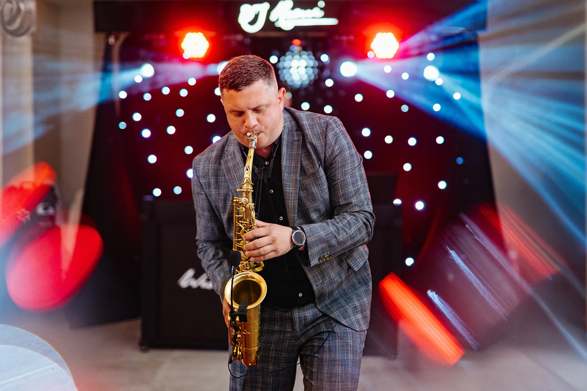 artysta  z saksofonem z dj. remi na weselu w broniszowce obok tychow