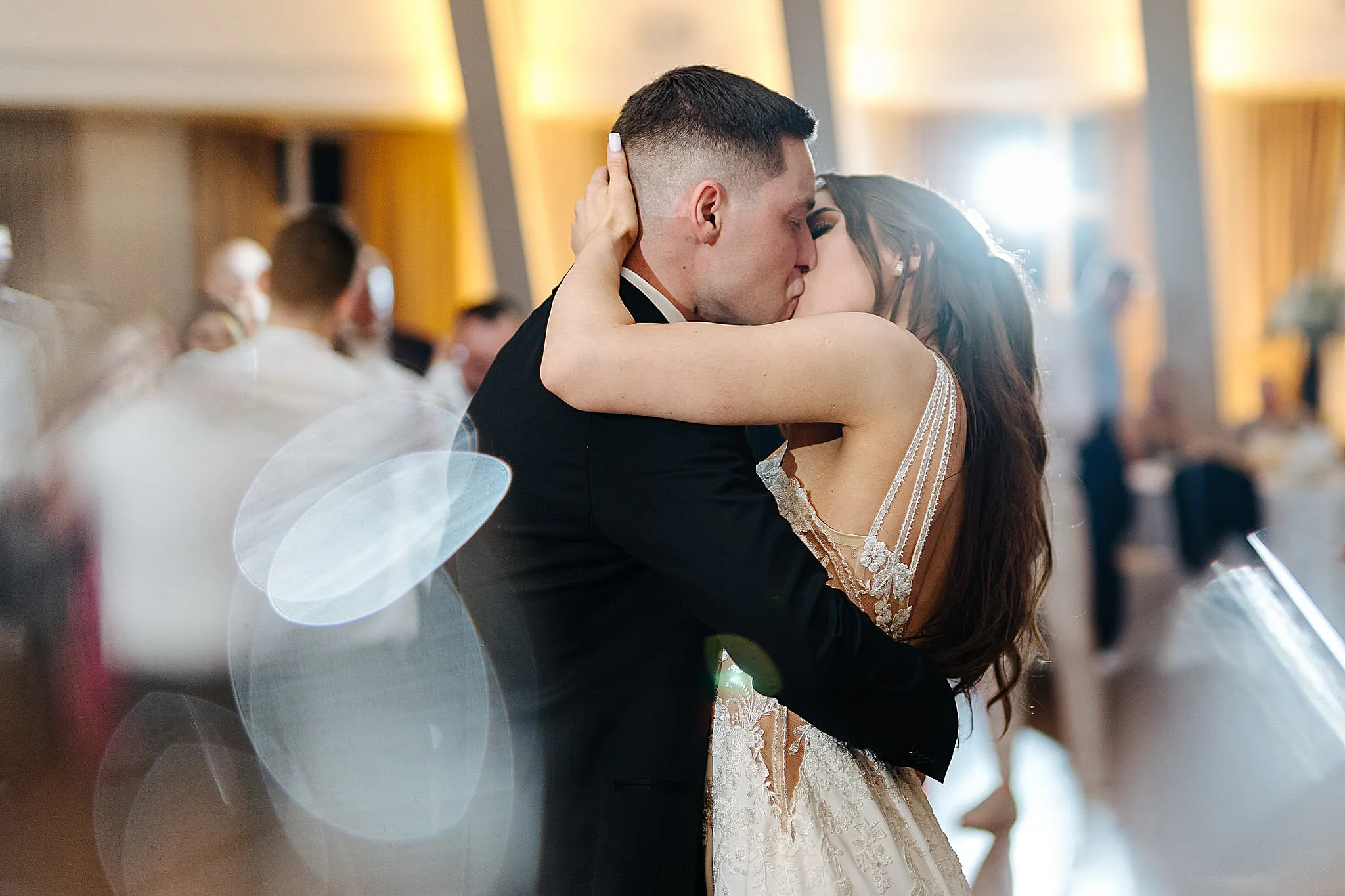 mloda para na przyjeciu weselnym podczas pocalunku w magicznym swietle dworku broniszowka obok tychow