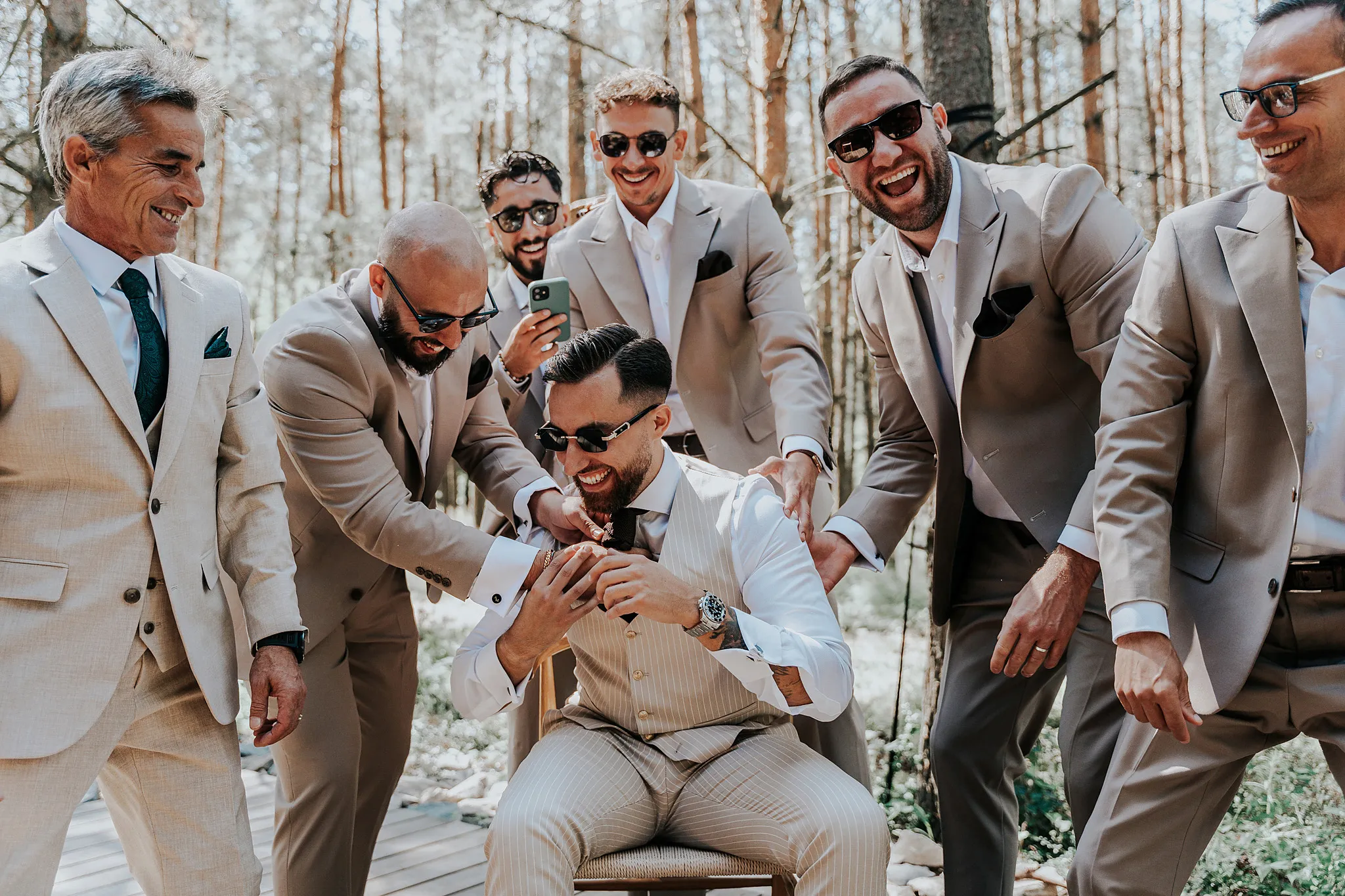 dynamiczne przygotowania mlodego pana w otoczeniu domku w lesie na terenie hotelu bajka w wojewodztwie opolskim