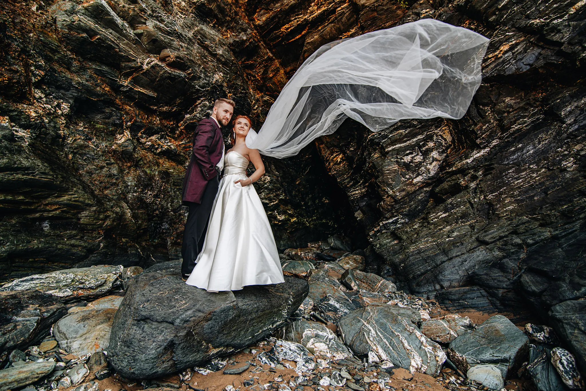 para mloda nad ocenem sesja slubna z dlugim welonem wsrod kolorwych skal zdjecia slubne grygierczyk