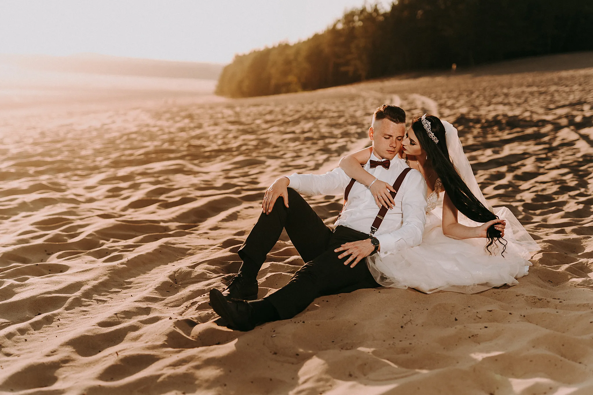 para mloda w promieniach zachodzacego slonca w romantycznym momencie na pustyni bledowskiej  fotograf na slub bielsko biala