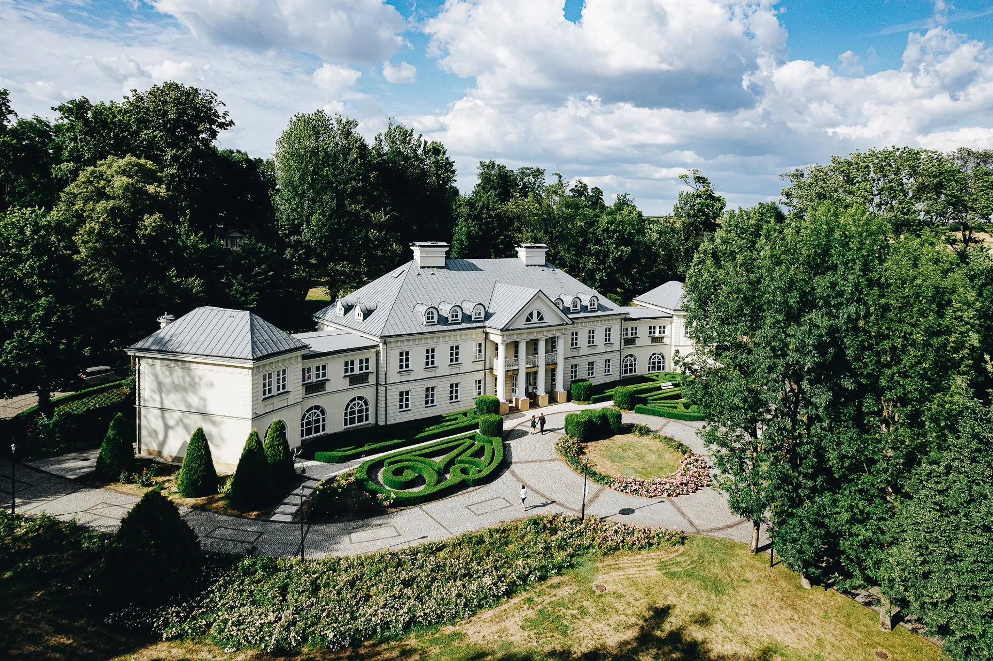 ujecie z drona pieknego dworu w okolicach krakowa jako miejsca na przyjecie sali slubnej