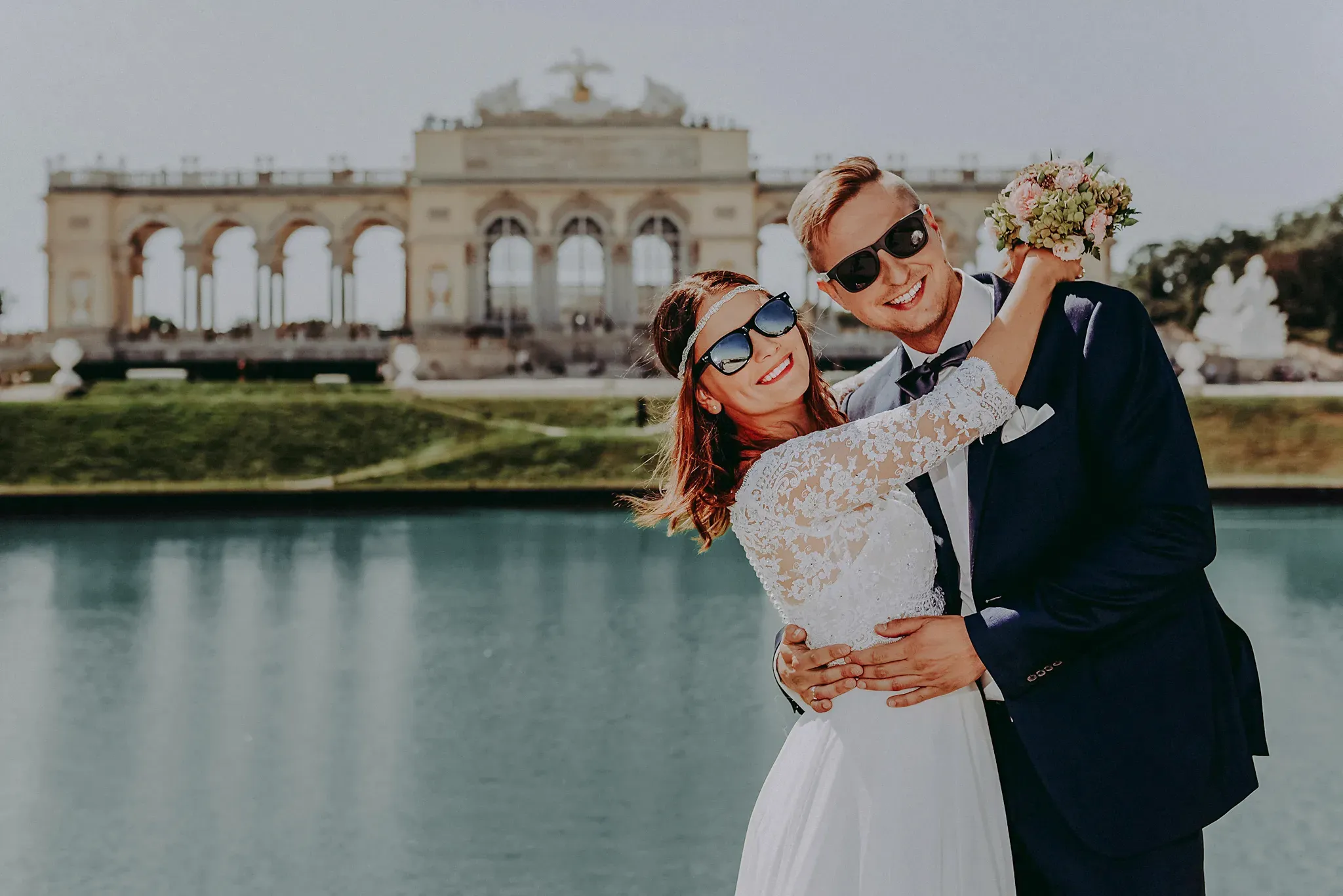 szczesliwa para mloda na tle glorietta  wieden w nowoczesnej stylizacji okularach przeciwslonecznych fotograf sluby tychy