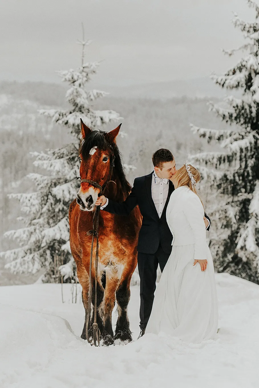 naturalna zimowa sesja slubna z koniemw  gorach. Rzyki Andrychow