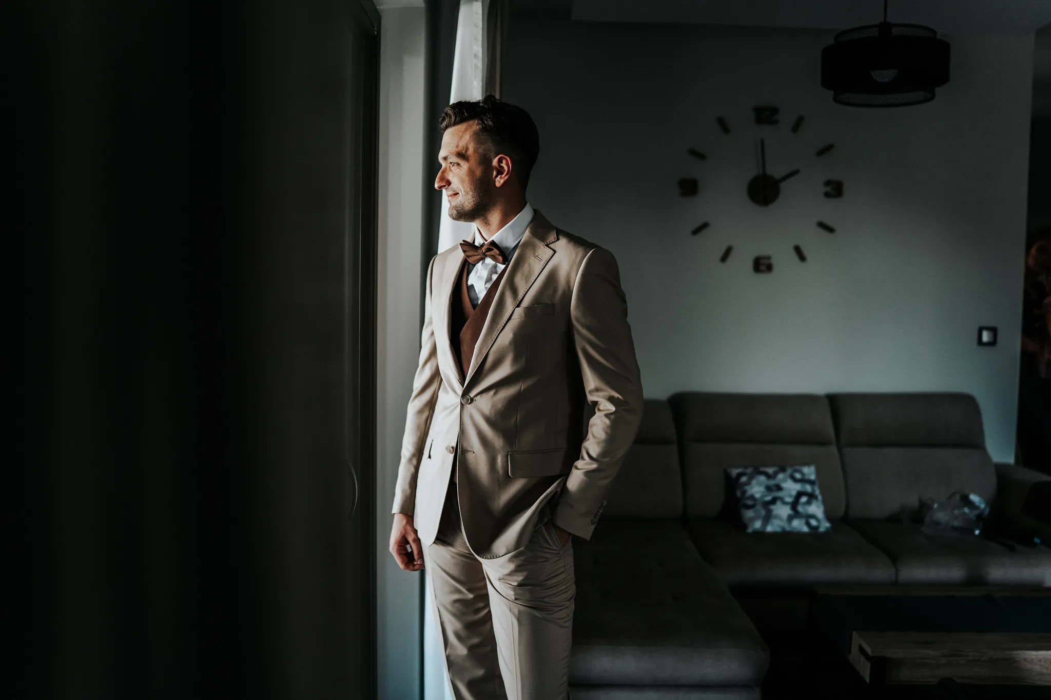 Przygotowania pana młodego reportażowy styl bez pozowania, fotograf ślubny pszczyna