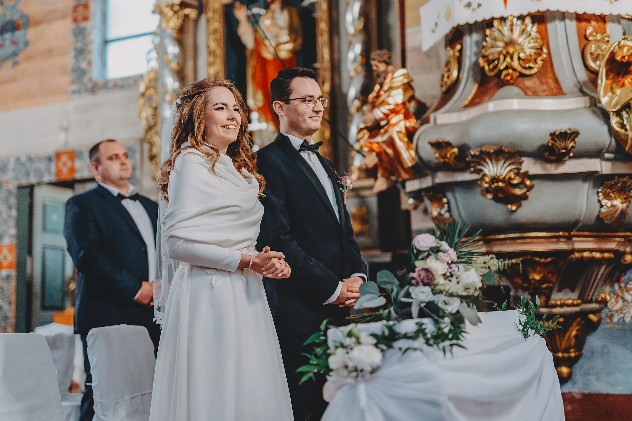 para mloda usmiechnieta w kosciele jakuba w gorach szczyrk-fotogarfia-slubna