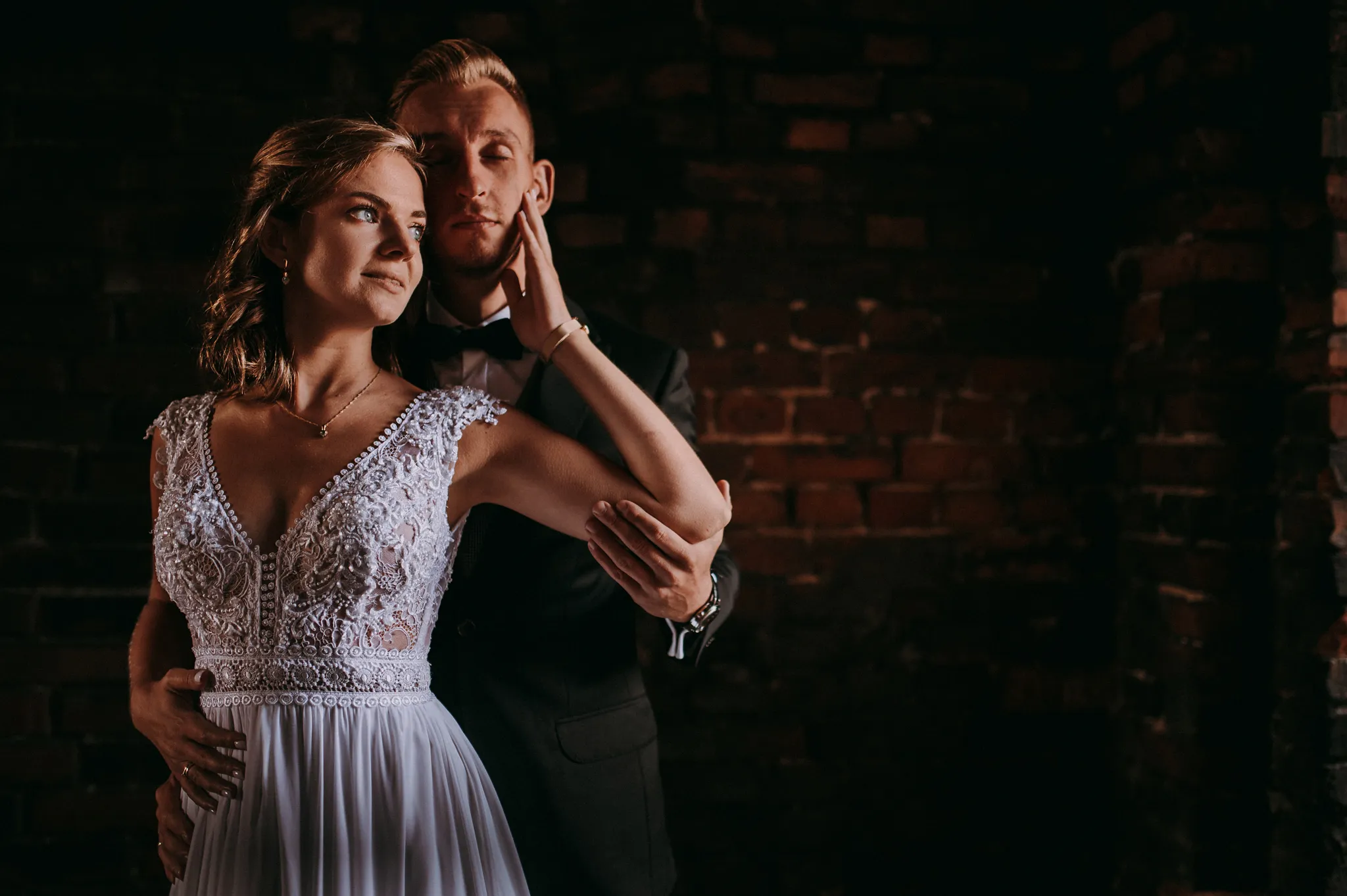 para mloda na sesji w nikiszowcu zabytkowej dzielnicy katowic na slasku