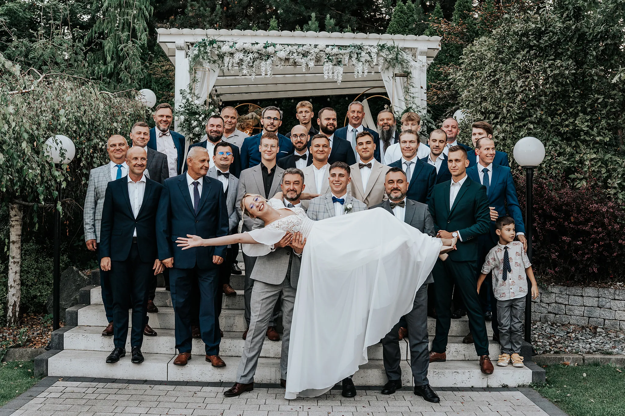 energetyczne zdjecie slubne mlodej pani z goscmi zabkowice zacisze