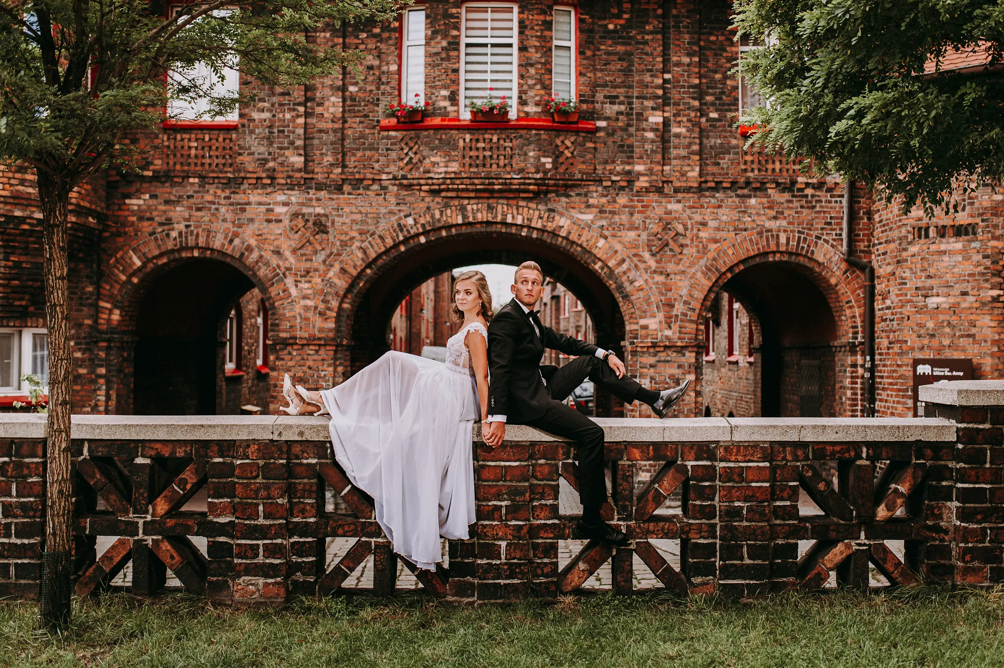 klimatycnz seja plenerowa w sercu slaska na terenie katowic w zabytkowej dzielnicy  w otoczeniu czerwonych familokow