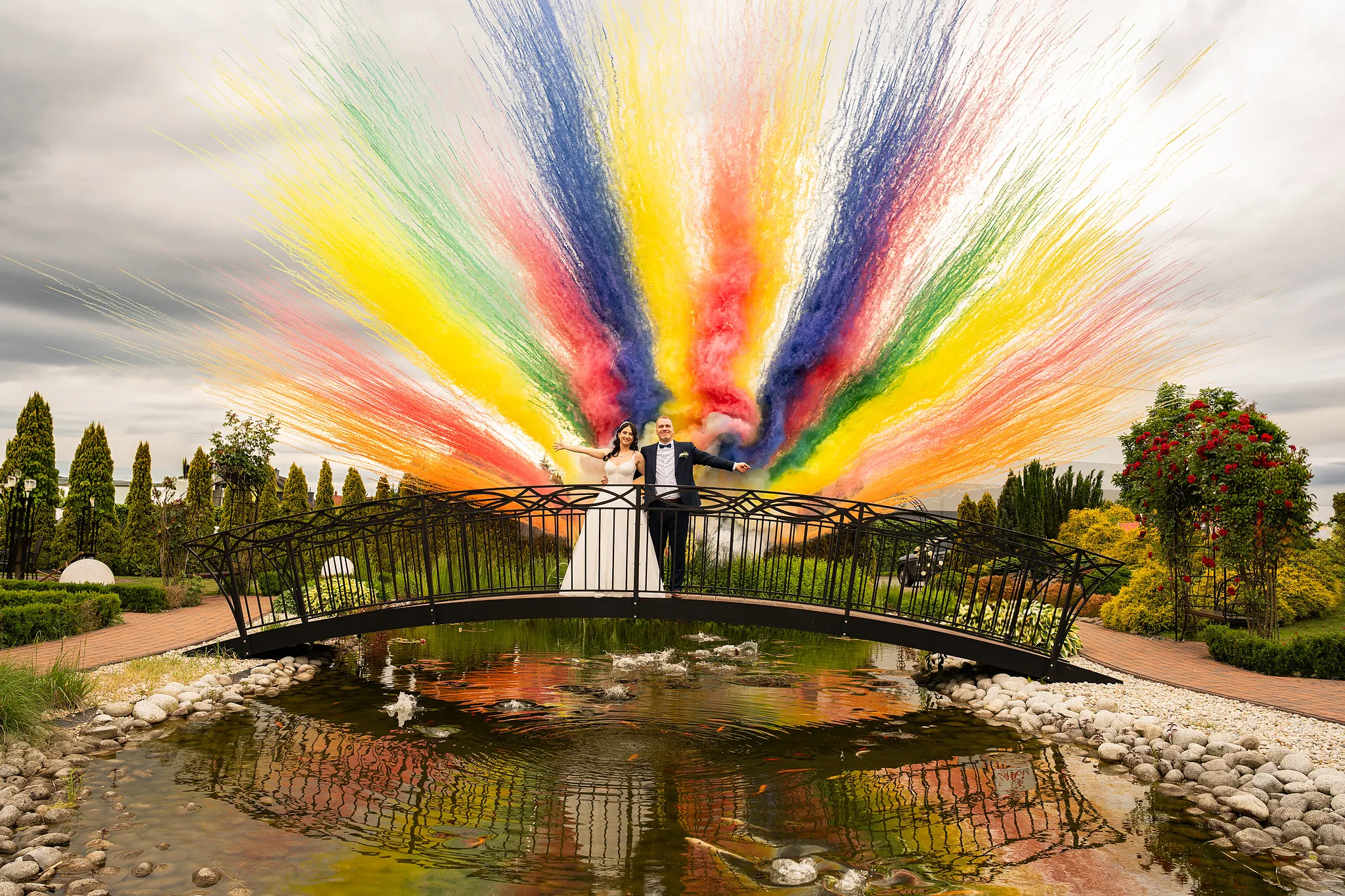 wystrzal kolorowych rac , paramloda stojaca na mostku podczas przyjecia weselnego w dworku eureka w czechowicach fotograf slubny tychy